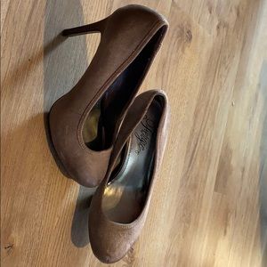 Fergie 4” platform heels taupe hombre to toe